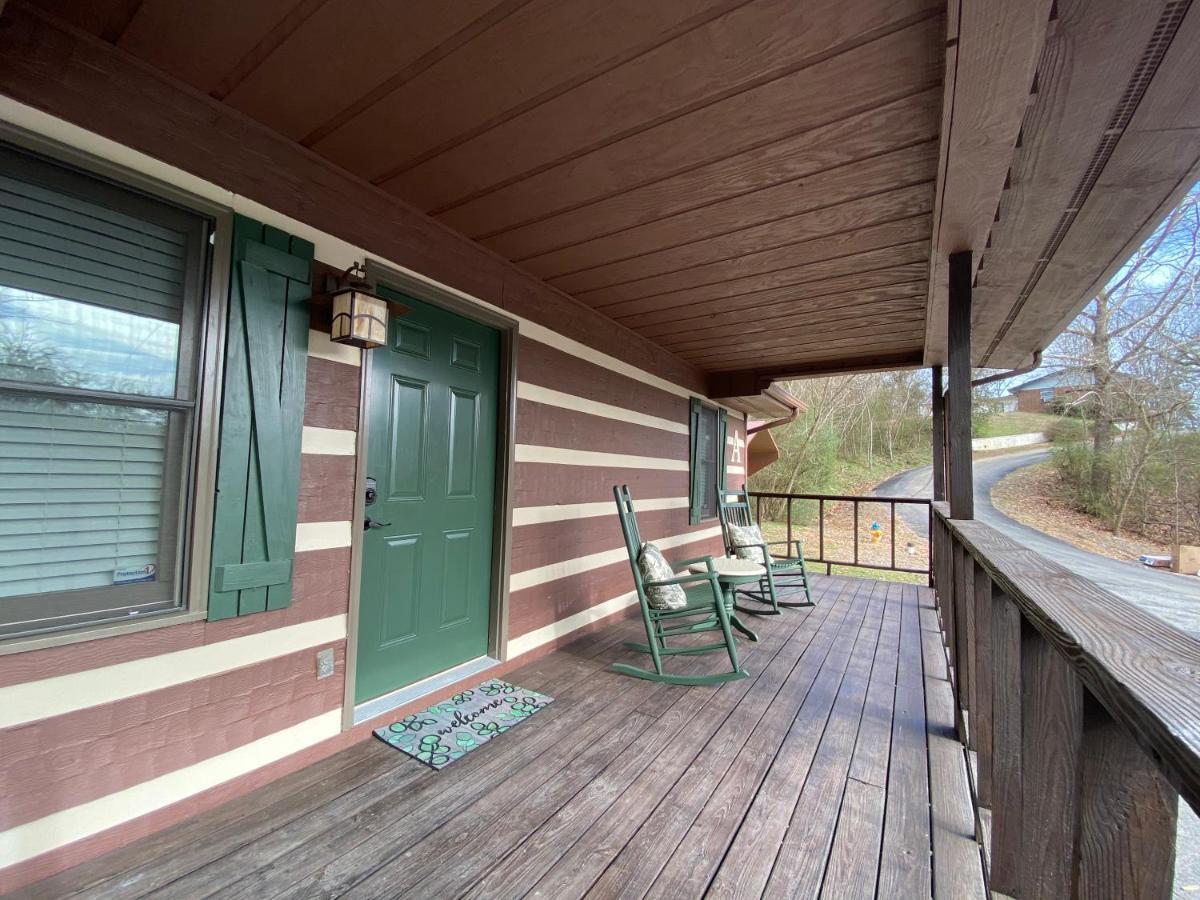 On Dolly Time 1 Mile From Dollywood Villa Pigeon Forge Exterior photo